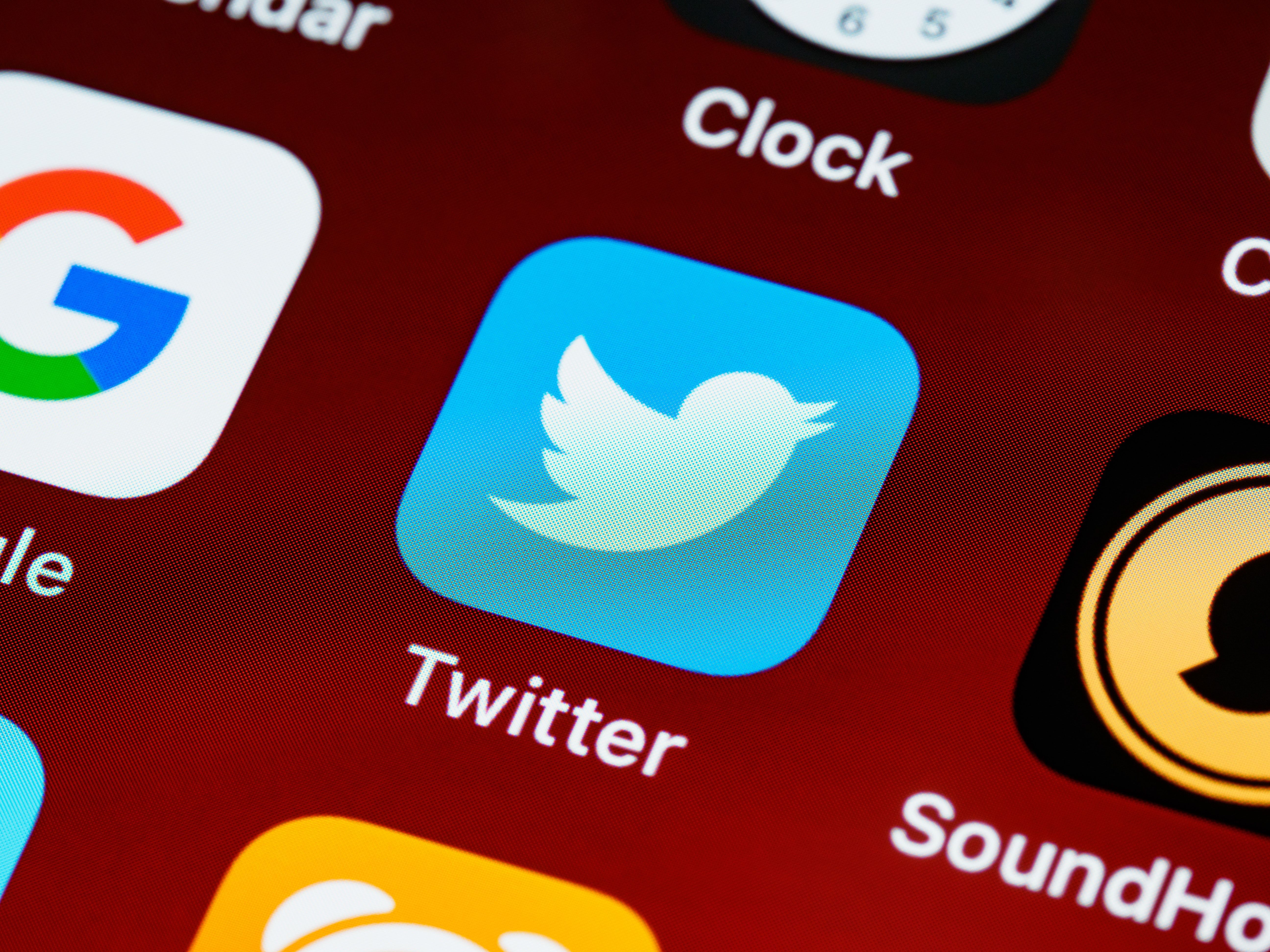 E-Commerce liegt im Trend. Twitter ist die nächste Social Media Plattform, die nun einen Shopping-Button testet. Shopping auf Twitter? Plattform testet neue Funktionen