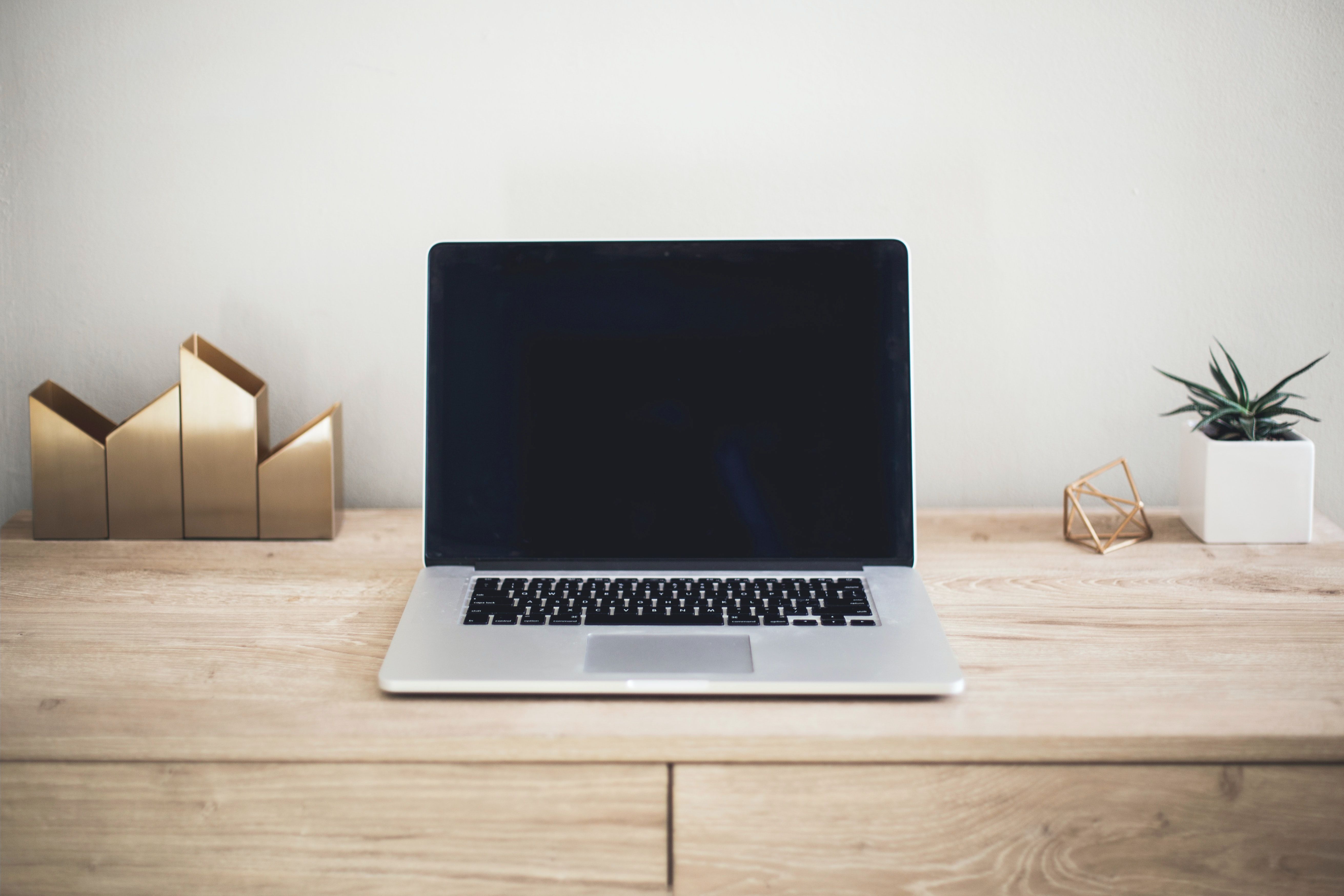Die Künstliche Intelligenz ist schon lange kein Fremdwort mehr. Immer mehr Unternehmen integrieren diese in Ihren Arbeitsprozess. Doch welche Vorteile haben sie wirklich? Lohnt es sich eine KI im CRM?