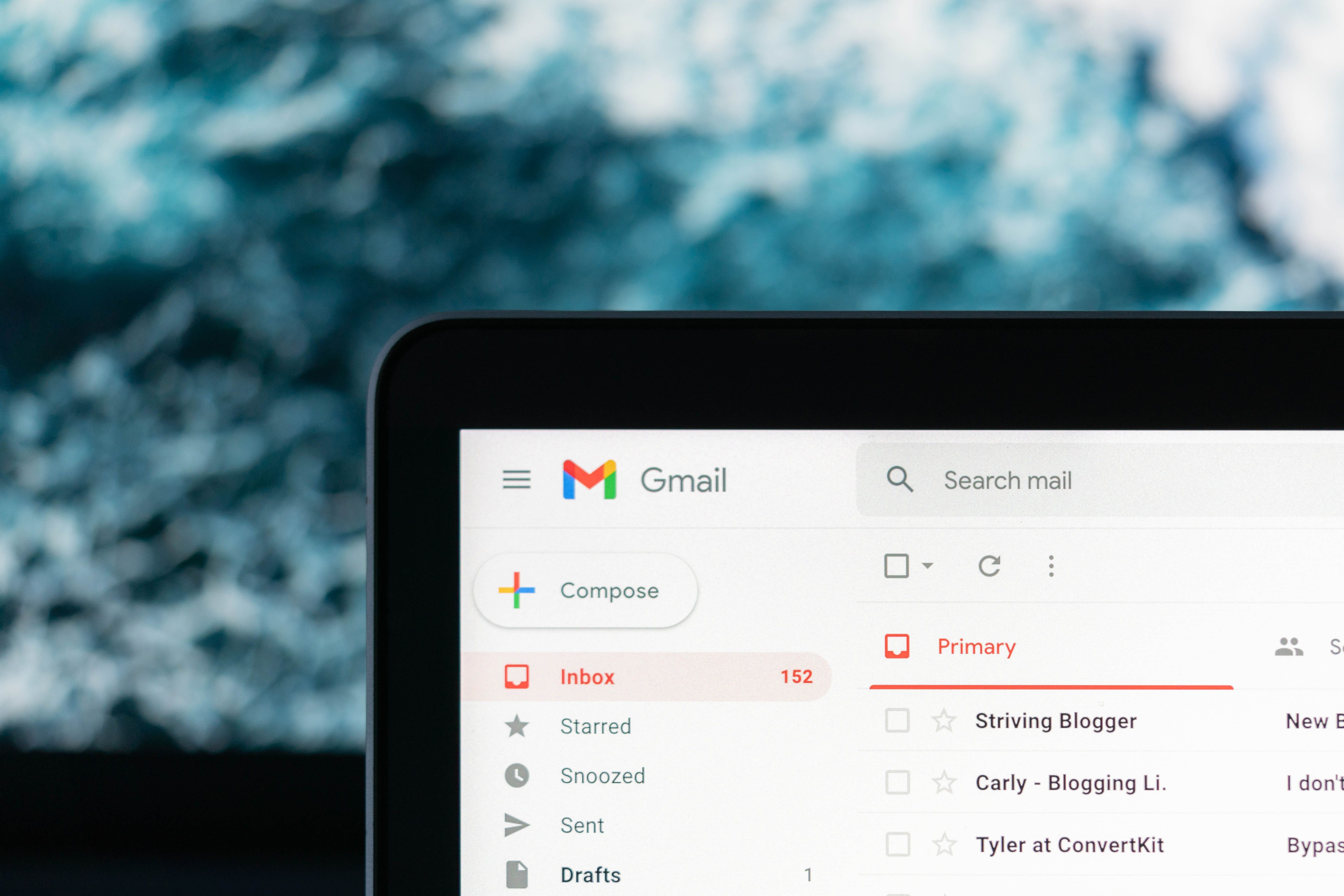 Was Google vor einem Jahr ankündigte, wird nun umgesetzt: Ein Logo für Brands soll bei eingehenden Mails für mehr Transparenz und Sicherheit sorgen. Gmail integriert verifizierte Markenlogos
