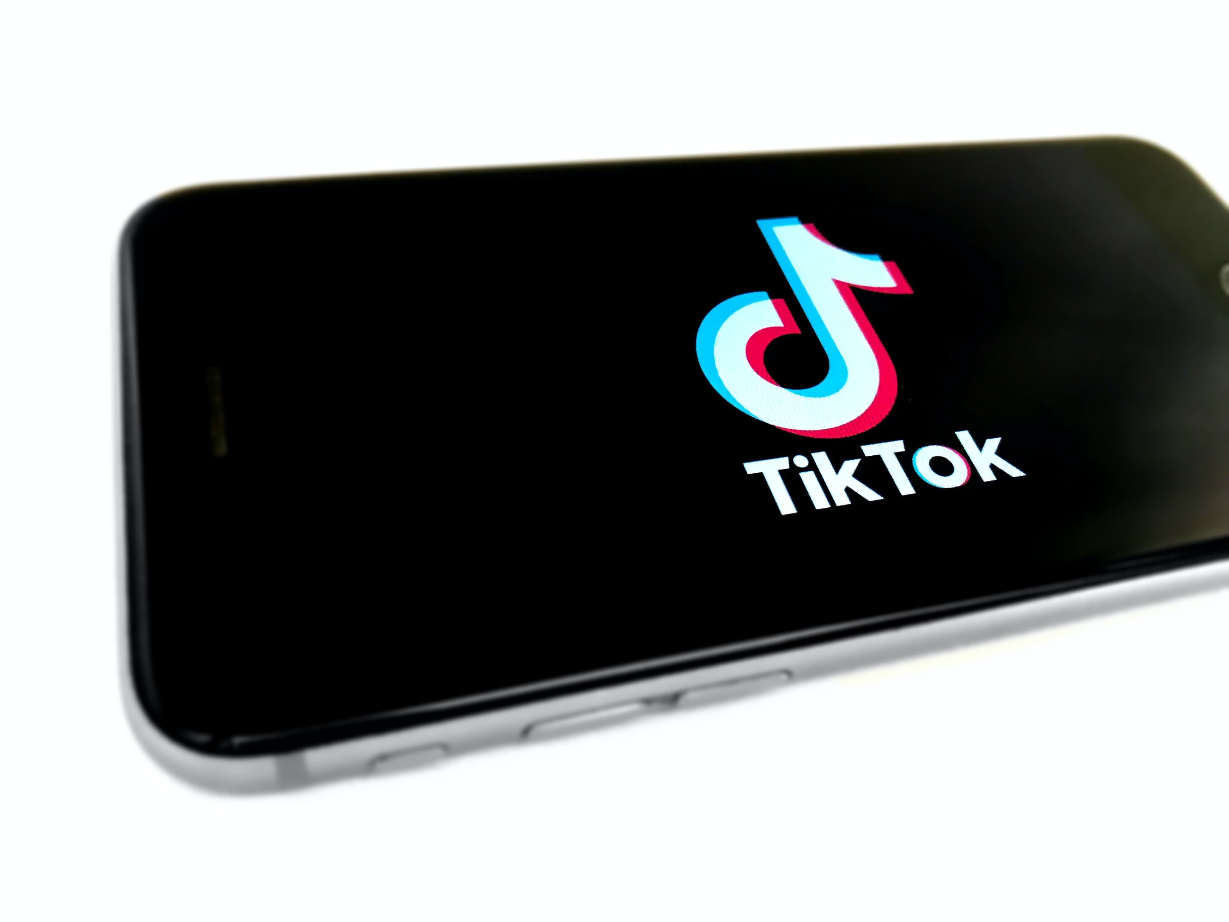 Diese Neuigkeit macht gute Laune! Durch die Partnerschaft von TikTok mit Canva und Vimeo soll kreative Werbung gerade für Kleinunternehmen rationalisiert werden. KMU aufgepasst: TikTok kündigt Partnerschaft mit Canva und Vimeo an!
