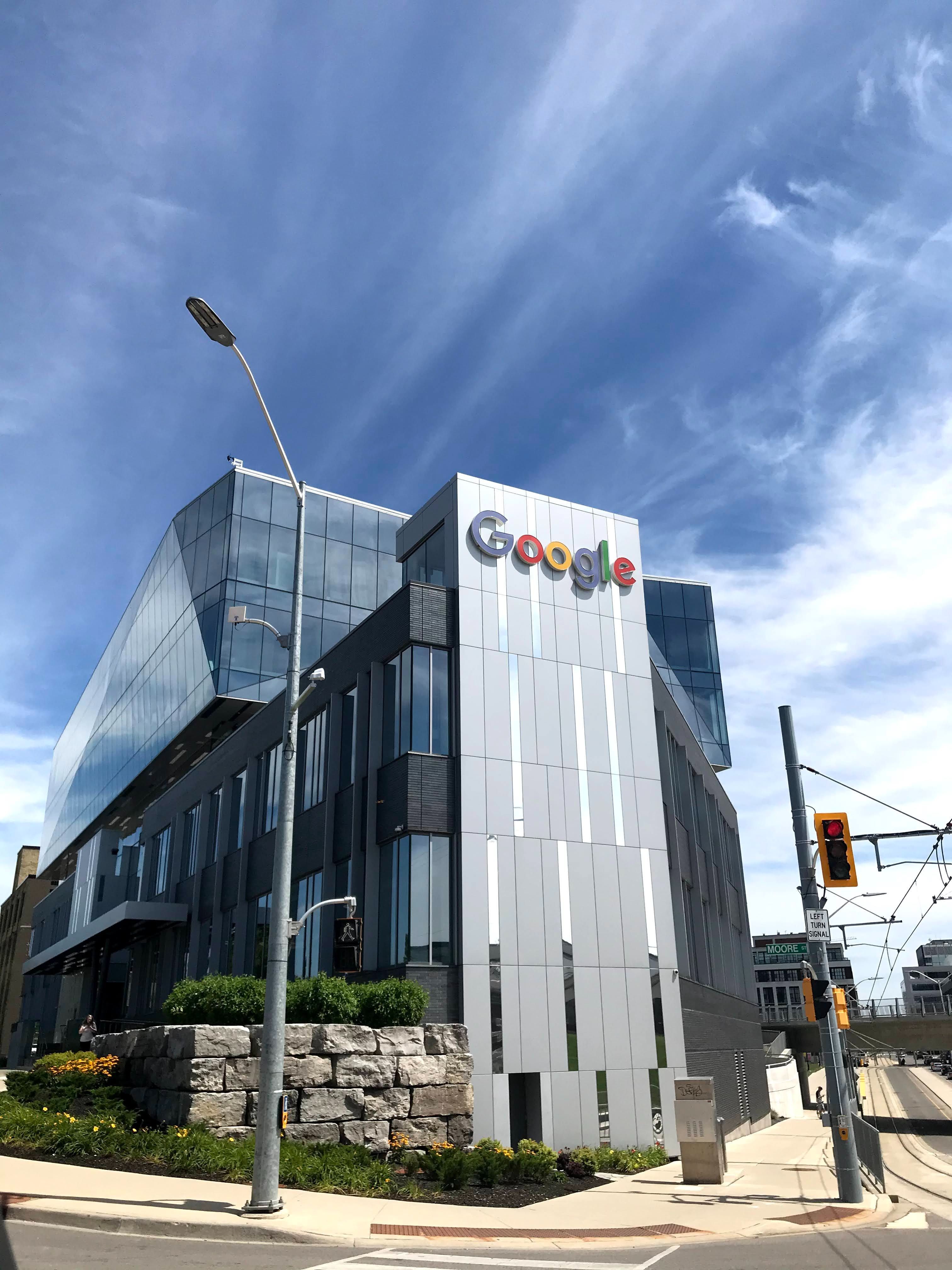 Um bei Google gute Suchplatzierungen zu erreichen, muss viel Arbeit in die eigene Website gesteckt werden. Wir stellen Ihnen einige kostenlose Online-Marketing-Tools vor, mit welchen Google Ihnen die Arbeit erleichtern will. Diese kostenlosen Marketingtools bietet Google
