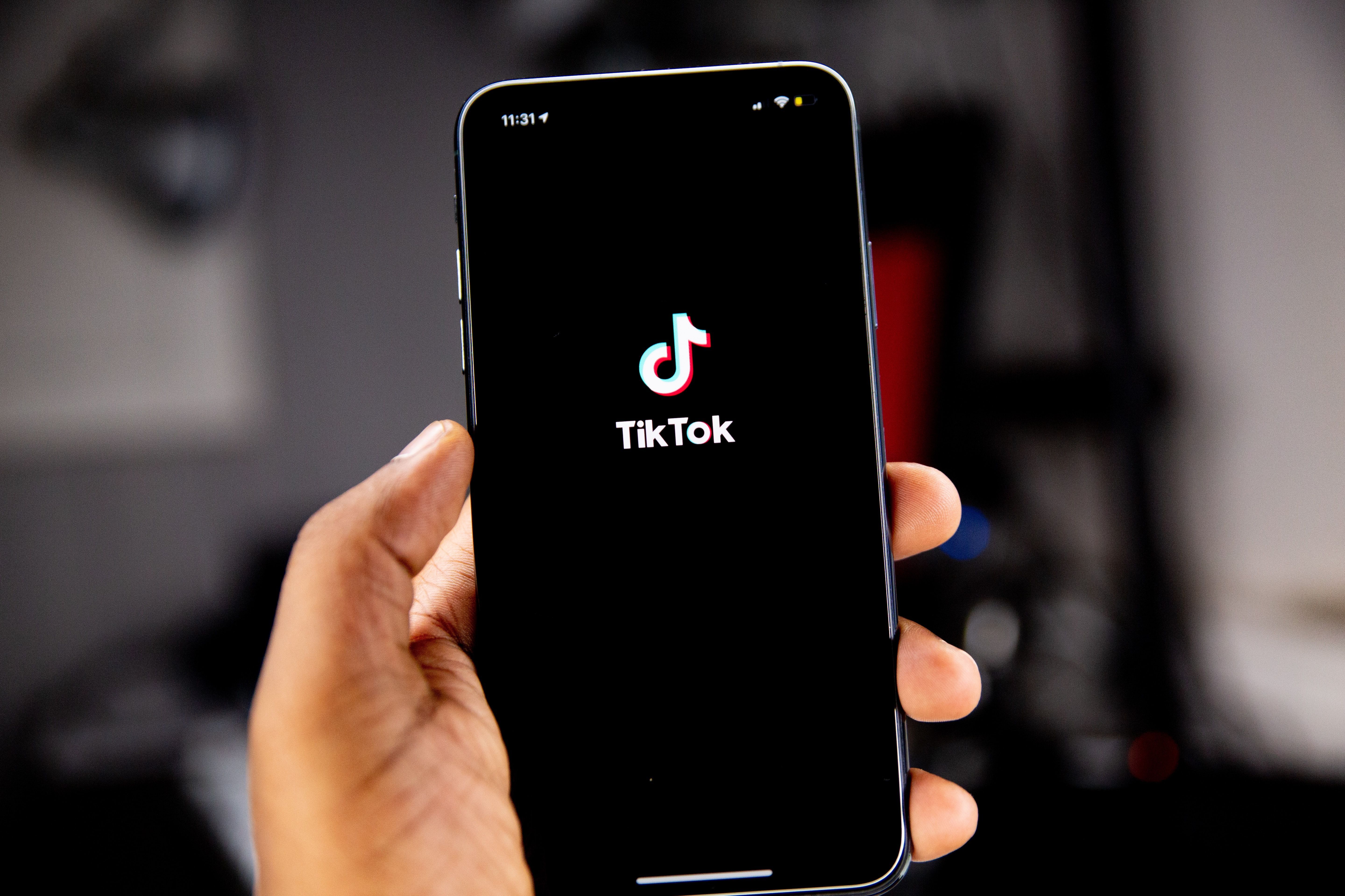 TikTok hat sich 2020 zur beliebtesten App weltweit entwickelt. Die gigantische Reichweite der Plattform bietet auch Unternehmen jede Menge Chancen. Höchste Zeit, sich mit TikTok Marketing auseinanderzusetzen. TikTok Marketing – Alles Wissenswerte im Überblick